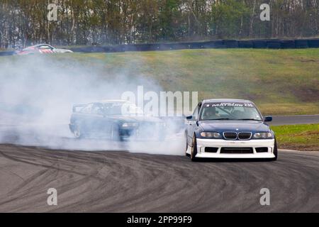 Bruciare gomma e pneumatici urlando al Three 3 Sisters Race Circuit di Wigan, Lancashire, Regno Unito Foto Stock