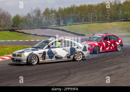 Bruciare gomma e pneumatici urlando al Three 3 Sisters Race Circuit di Wigan, Lancashire, Regno Unito Foto Stock