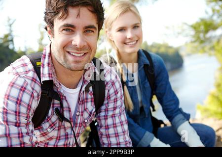 Im fortunato shes un outdoorswoman. Un bel giovane seduto in natura con la sua ragazza. Foto Stock