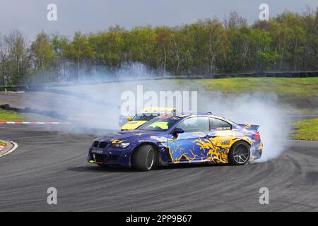AGRE Group BMW M3 brucia gomma e pneumatici urlando a Three 3 Sisters Race Circuit a Wigan, Lancashire UK Foto Stock