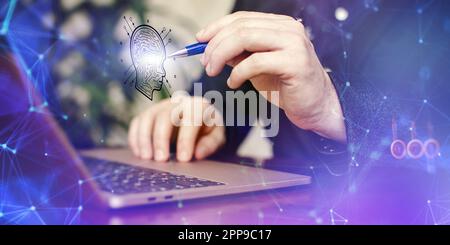 Uomo che utilizza un computer portatile o uno smartphone con intelligenza artificiale Foto Stock
