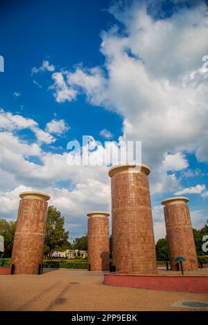 Islamabad Pakistan Monumento Nazionale pittoresca Vista dei quattro pilastri in un giorno di cielo blu soleggiato. Islamabad Paese: Pakistan mese: Aprile Data: 21st Yea Foto Stock