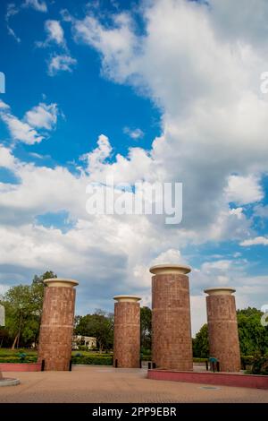 Islamabad Pakistan Monumento Nazionale pittoresca Vista dei quattro pilastri in un giorno di cielo blu soleggiato. Islamabad Paese: Pakistan mese: Aprile Data: 21st Yea Foto Stock