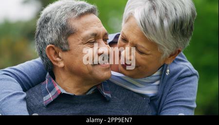 Mio marito, il mio cuore. una felice coppia anziana trascorre una romantica giornata nel parco. Foto Stock