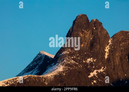 Luce serale sulla cima della montagna Romsdalshorn, 1550 m, nella valle Romsdalen, Rauma kommune, Møre og Romsdal, Norvegia, Scandinavia. Foto Stock