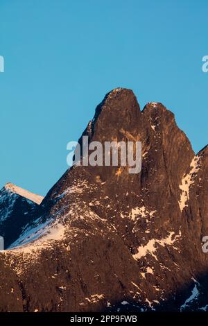 Luce serale sulla cima della montagna Romsdalshorn, 1550 m, nella valle Romsdalen, Rauma kommune, Møre og Romsdal, Norvegia, Scandinavia. Foto Stock