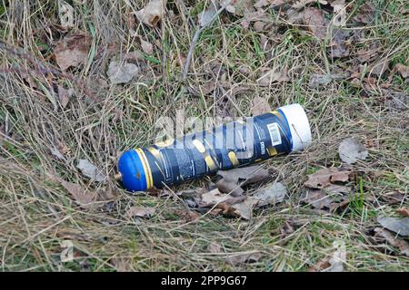 Piccoli cilindri di protossido di azoto (gas esilarante) e palloncini  utilizzato da alcune persone come un quadro giuridico di alta Foto stock -  Alamy