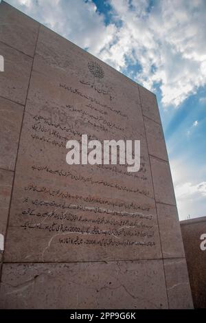 Vista del Monumento del Pakistan nel cuore di Islamabad, cartello della storia del Monumento .Pakistan Città: Islamabad Paese: Pakistan Foto Stock