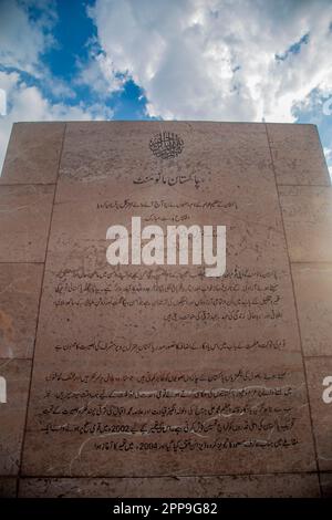 Vista del Monumento del Pakistan nel cuore di Islamabad, cartello della storia del Monumento .Pakistan Città: Islamabad Paese: Pakistan Foto Stock