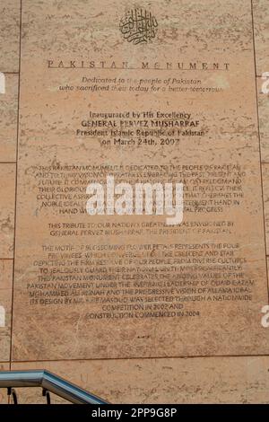 Vista del Monumento del Pakistan nel cuore di Islamabad, cartello della storia del Monumento .Pakistan Città: Islamabad Paese: Pakistan Foto Stock