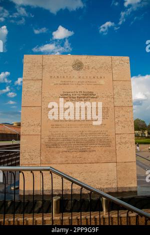 Vista del Monumento del Pakistan nel cuore di Islamabad, cartello della storia del Monumento .Pakistan Città: Islamabad Paese: Pakistan Foto Stock