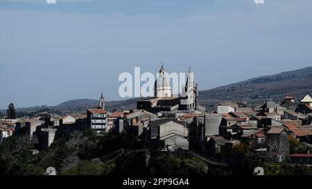 Borgo medievale di Randazzo con il campanile della Basilica di Santa Maria nel Sud d'Italia, Sicilia Foto Stock