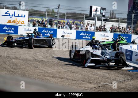 Berlino, Germania. 22nd Apr, 2023. Motorsport: Formula e: Berlin e-Prix a Tempelhofer Feld, gara: Sam Bird del Team Jaguar TCS Racing precede in pista Mitch Evans del Team Jaguar TCS Racing. Credit: Fabian Sommer/dpa/Alamy Live News Foto Stock