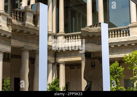 Milano, Italia - aprile 22 2023 -Fuorisalone Milano design week - Audi 'House of Progress' Credit: Kines Milano/Alamy Live News Foto Stock