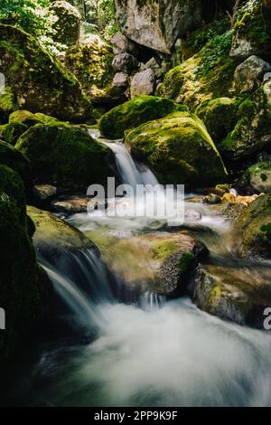 Cascate del fiume Cholet nelle Alpi francesi, vicino a Pont en Royans nella catena montuosa del Vercors Foto Stock