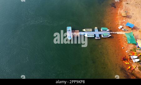 Arial drone vista motoscafi e yatch in porto HD Foto Stock