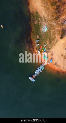 Arial drone vista motoscafi e yatch in porto HD Foto Stock