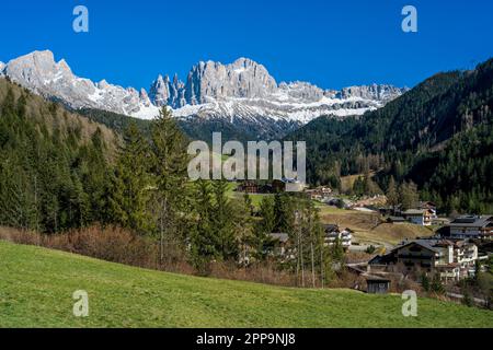 Vista panoramica sulla valle del Tierser (Val di Tires) con il massiccio del Rosengarten (Catinaccio) sullo sfondo, Dolomiti, Tires-Tires, Trentino-Alto Adige/Sud Foto Stock