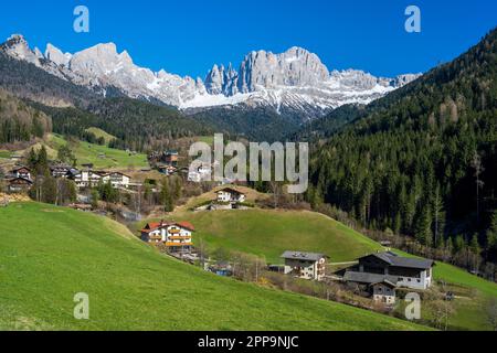 Vista panoramica sulla valle del Tierser (Val di Tires) con il massiccio del Rosengarten (Catinaccio) sullo sfondo, Dolomiti, Tires-Tires, Trentino-Alto Adige/Sud Foto Stock