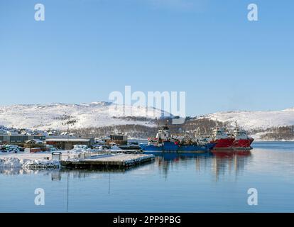 Pescherecci da traino russi ormeggiati a Kirkenes Norvegia Foto Stock