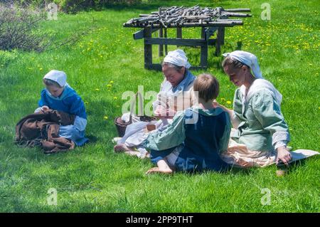 Bristol, Maine. 26 maggio 2019. Le persone vestite in costumi d'epoca che rappresentano Pemaquid coloniale a New Harbor Maine in un giorno di primavera soleggiato. Foto Stock