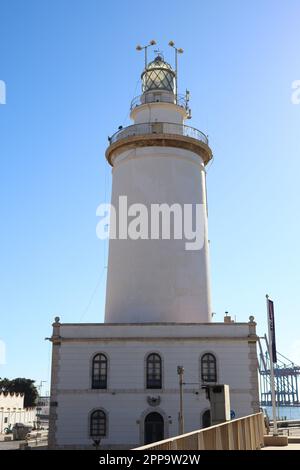 Il bellissimo faro che si può vedere a la Farola de Malaga, intorno al porto di Malaga. Foto Stock