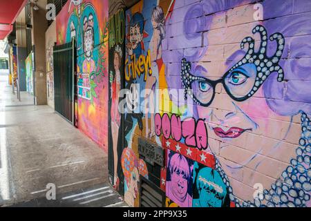 Un murale raffigurante Barry Humphries come Dame Edna everage con la Regina in un costume da bagno, Chancery Lane, Bendigo, Victoria, Australia Foto Stock