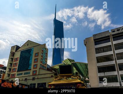 Vista di Jalan Petaling, della strada dello shopping di China Town e della Torre Warisan Merdeka, Kuala Lumpur, Malesia. Foto Stock