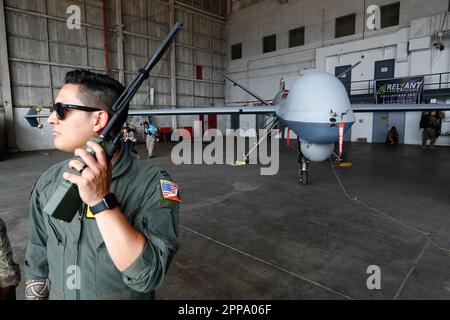 Subic Bay, Bataan, Filippine. 23rd Apr, 2023. Un soldato americano di fronte a un aereo militare senza equipaggio mq-9 Reaper dell'aviazione militare statunitense, come parte degli esercizi Balikatan USA-Filippine. Gli esercizi di un mese, congiunti dalle forze americane e filippine, iniziati all'inizio di aprile, sono stati criticati dalla Cina, a seguito della crescente presenza militare del PLA cinese nei pressi e nei dintorni di Taiwan. (Credit Image: © Daniel Ceng Shou-Yi/ZUMA Press Wire) Credit: ZUMA Press, Inc./Alamy Live News Foto Stock