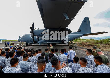 Subic Bay, Bataan, Filippine. 23rd Apr, 2023. I soldati filippini ascoltano le istruzioni di un soldato americano di fronte a un aereo militare AC-130J come parte degli esercizi Balikatan USA-Filippine. Gli esercizi di un mese, congiunti dalle forze americane e filippine, iniziati all'inizio di aprile, sono stati criticati dalla Cina, a seguito della crescente presenza militare del PLA cinese nei pressi e nei dintorni di Taiwan. (Credit Image: © Daniel Ceng Shou-Yi/ZUMA Press Wire) Credit: ZUMA Press, Inc./Alamy Live News Foto Stock