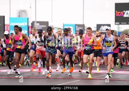 MO Farah e altri concorrenti all'inizio della gara d'élite maschile durante la maratona di Londra TCS. Data immagine: Domenica 23 aprile 2023. Foto Stock