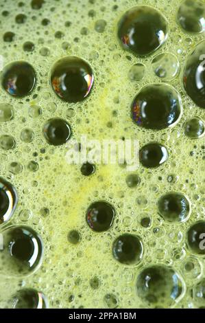 Primo piano di una superficie gelida di un caldo tè giapponese Matcha Green Foto Stock