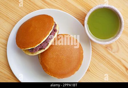Vista dall'alto del delizioso Dorayaki con una tazza di tè Matcha Green Foto Stock