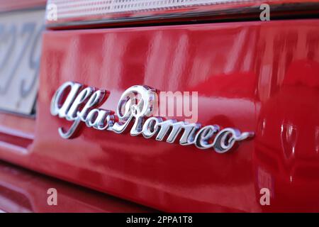 Italia, anno 2023, logo metallizzato dell'Alfa Romeo Spider Duetto, mostra automobilistica pubblica delle auto classiche Foto Stock