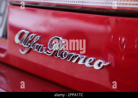 Italia, anno 2023, logo metallizzato dell'Alfa Romeo Spider Duetto, mostra automobilistica pubblica delle auto classiche Foto Stock