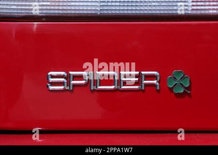 Italia, anno 2023, logo metallizzato dell'Alfa Romeo Spider Duetto vintage, con simbolo a foglia di cloverleaf mostra di auto d'epoca Foto Stock
