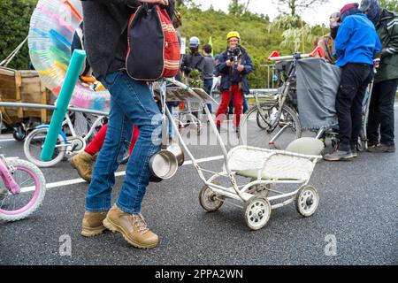 Atmosfera, la corsa delle auto è preparato sulla strada statale sulla A61, direzione Carcassonne, Tolosa. Uscita dalla strada, dimostrazione contro la superstrada A69, che deve collegare Castres (Tarn) a Tolosa (Haute-Garonne), organizzato dai collettivi 'la voie est libre', 'les Soulevements de la Terre' e 'Extinction Rebellion Toulouse' e la Confederazione paysanne. Quasi 8000 persone si sono riunite per una lunga marcia tra Soual e Saix (81), per mostrare la loro opposizione al progetto autostradale sostenuto dalla prefettura e il dipartimento del Tarn così come la regione Occitanie. Francia, Saix su Un Foto Stock
