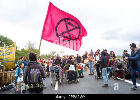 Atmosfera, la corsa delle auto è preparata sulla strada. Sulla A61, direzione Carcassonne, Tolosa. Uscita dalla strada, dimostrazione contro la superstrada A69, che deve collegare Castres (Tarn) a Tolosa (Haute-Garonne), organizzato dai collettivi 'la voie est libre', 'les Soulevements de la Terre' e 'Extinction Rebellion Toulouse' e la Confederazione paysanne. Quasi 8000 persone si sono riunite per una lunga marcia tra Soual e Saix (81), per mostrare la loro opposizione al progetto autostradale sostenuto dalla prefettura e il dipartimento del Tarn così come la regione Occitanie. France, Saix on Foto Stock