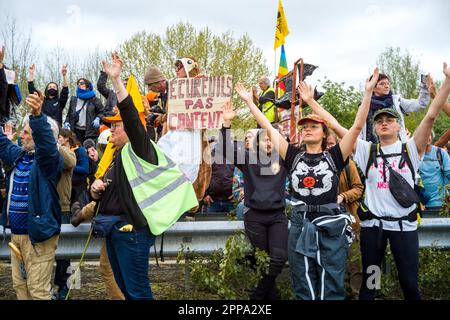 Siamo tutti antifascisti. Sulla A61, direzione Carcassonne, Tolosa. Uscita dalla strada, dimostrazione contro la superstrada A69, che deve collegare Castres (Tarn) a Tolosa (Haute-Garonne), organizzato dai collettivi 'la voie est libre', 'les Soulevements de la Terre' e 'Extinction Rebellion Toulouse' e la Confederazione paysanne. Quasi 8000 persone si sono riunite per una lunga marcia tra Soual e Saix (81), per mostrare la loro opposizione al progetto autostradale sostenuto dalla prefettura e il dipartimento del Tarn così come la regione Occitanie. France, Saix il 22 aprile 2023. Foto di Patric Foto Stock