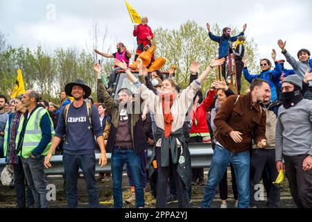 Siamo tutti antifascisti. Sulla A61, direzione Carcassonne, Tolosa. Uscita dalla strada, dimostrazione contro la superstrada A69, che deve collegare Castres (Tarn) a Tolosa (Haute-Garonne), organizzato dai collettivi 'la voie est libre', 'les Soulevements de la Terre' e 'Extinction Rebellion Toulouse' e la Confederazione paysanne. Quasi 8000 persone si sono riunite per una lunga marcia tra Soual e Saix (81), per mostrare la loro opposizione al progetto autostradale sostenuto dalla prefettura e il dipartimento del Tarn così come la regione Occitanie. France, Saix il 22 aprile 2023. Foto di Patric Foto Stock