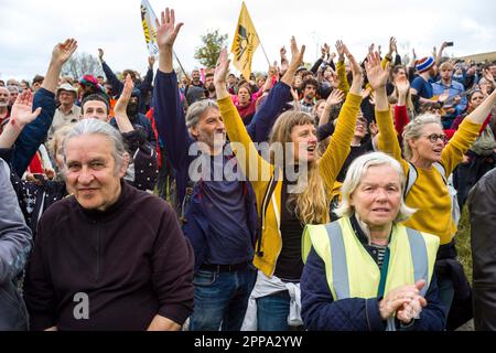 Siamo tutti antifascisti. Sulla A61, direzione Carcassonne, Tolosa. Uscita dalla strada, dimostrazione contro la superstrada A69, che deve collegare Castres (Tarn) a Tolosa (Haute-Garonne), organizzato dai collettivi 'la voie est libre', 'les Soulevements de la Terre' e 'Extinction Rebellion Toulouse' e la Confederazione paysanne. Quasi 8000 persone si sono riunite per una lunga marcia tra Soual e Saix (81), per mostrare la loro opposizione al progetto autostradale sostenuto dalla prefettura e il dipartimento del Tarn così come la regione Occitanie. France, Saix il 22 aprile 2023. Foto di Patric Foto Stock