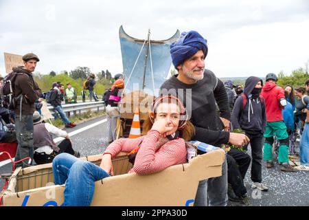 Atmosfera, la corsa delle auto è preparata sulla strada. Sulla A61, direzione Carcassonne, Tolosa. Uscita dalla strada, dimostrazione contro la superstrada A69, che deve collegare Castres (Tarn) a Tolosa (Haute-Garonne), organizzato dai collettivi 'la voie est libre', 'les Soulevements de la Terre' e 'Extinction Rebellion Toulouse' e la Confederazione paysanne. Quasi 8000 persone si sono riunite per una lunga marcia tra Soual e Saix (81), per mostrare la loro opposizione al progetto autostradale sostenuto dalla prefettura e il dipartimento del Tarn così come la regione Occitanie. France, Saix on Foto Stock