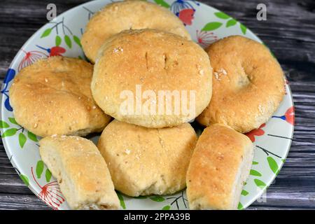 Biscotti arabi tradizionali per la celebrazione delle feste islamiche di festa di El-Fitr, biscotti egiziani ripieni di date di Ajwa agwa, feteer egiziano del Mamoul Foto Stock