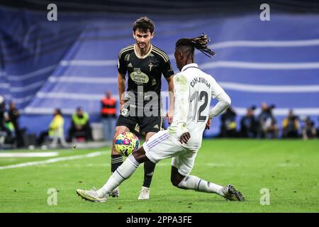 Luca de la Torre di RC Celta de Vigo e Eduardo Camavinga del Real Madrid durante il campionato spagnolo la Liga calcio match tra Real Madrid e RC Celta de Vigo il 22 aprile 2023 allo stadio Santiago Bernabeu di Madrid, Spagna - Foto: Irina R Hipolito/DPPI/LiveMedia Foto Stock