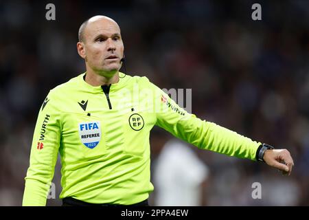 L'arbitro Antonio Mateu Lahoz durante la partita la Liga tra il Real Madrid e RC Celta ha giocato allo stadio Santiago Bernabeu il 22 aprile 2023 a Madrid, Spagna. (Foto di Cesar Cebolla / PRESSIN) Foto Stock