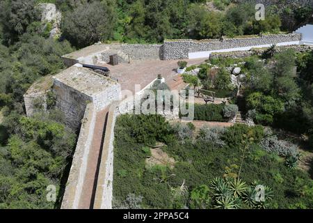 Vista della Queen Charlotte's Battery dal castello moresco, Gibilterra, territorio britannico d'oltremare, Regno Unito, Regno Unito, Mar Mediterraneo, Europa Foto Stock