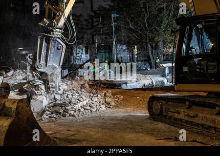 Logroño, Spagna; 23rd aprile 2023: Lavoratori edili che lavorano di notte per lo smantellamento del ponte sulla ferrovia in via Vara de Rey, Foto Stock