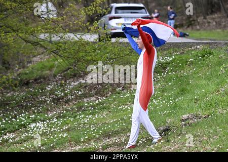 Liegi, Belgio. 23rd Apr, 2023. La figura mostra un appassionato di ciclismo francese durante la gara femminile d'élite del Liegi-Bastogne-Liege un giorno di ciclismo, 142,1km da Liegi, su Bastogne a Liegi, domenica 23 aprile 2023. BELGA PHOTO TOM GOYVAERTS Credit: Agenzia Notizie Belga/Alamy Live News Foto Stock