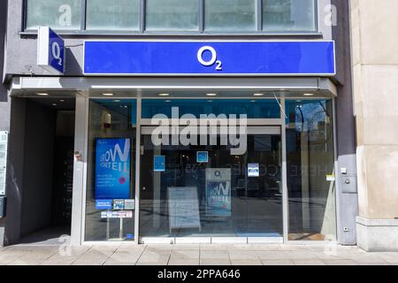 Stoccarda, Germania - 10 aprile 2023: O2 operatore mobile comunicazione negozio marca fornitore internet negozio con logo a Stoccarda, Germania. Foto Stock