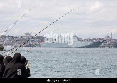 23 aprile 2023: TCG Anadolu, la più grande nave da guerra turca del comando delle forze navali, ha salutato il popolo attraversando il Bosforo, come parte della 23 sovranità nazionale e delle attività della Giornata dei bambini a Istanbul, Turkiye il 23 aprile 2023. (Credit Image: © Tolga Ildun/ZUMA Press Wire) SOLO PER USO EDITORIALE! Non per USO commerciale! Foto Stock